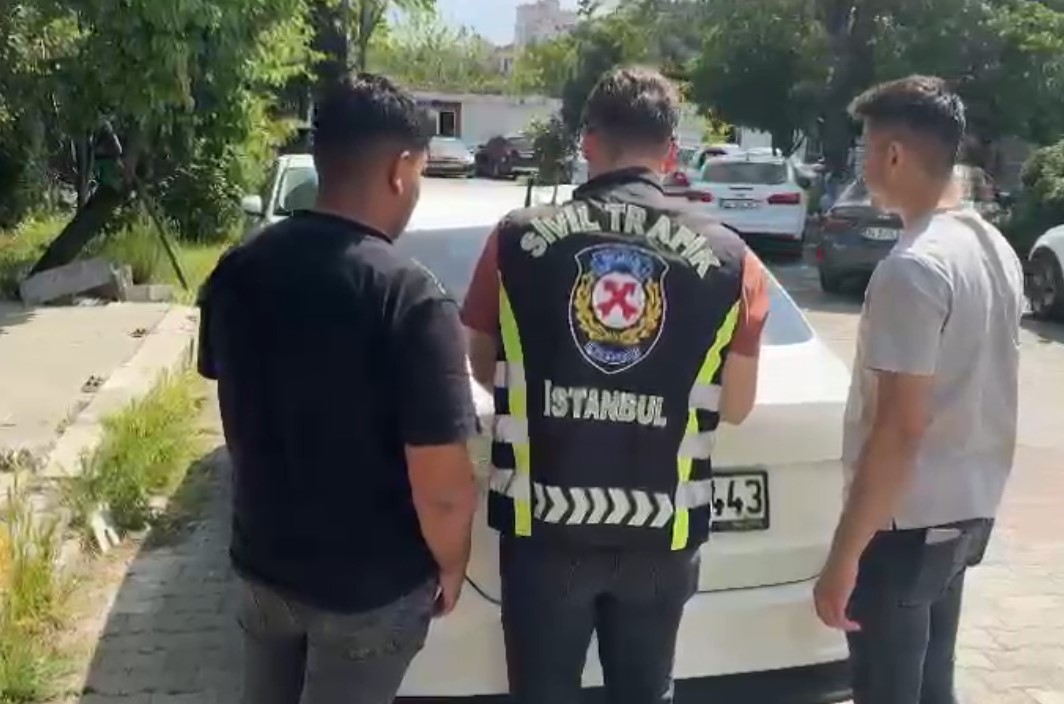 Beylikdüzü’nde araç camından sarkıp dans eden şahıslara ceza
