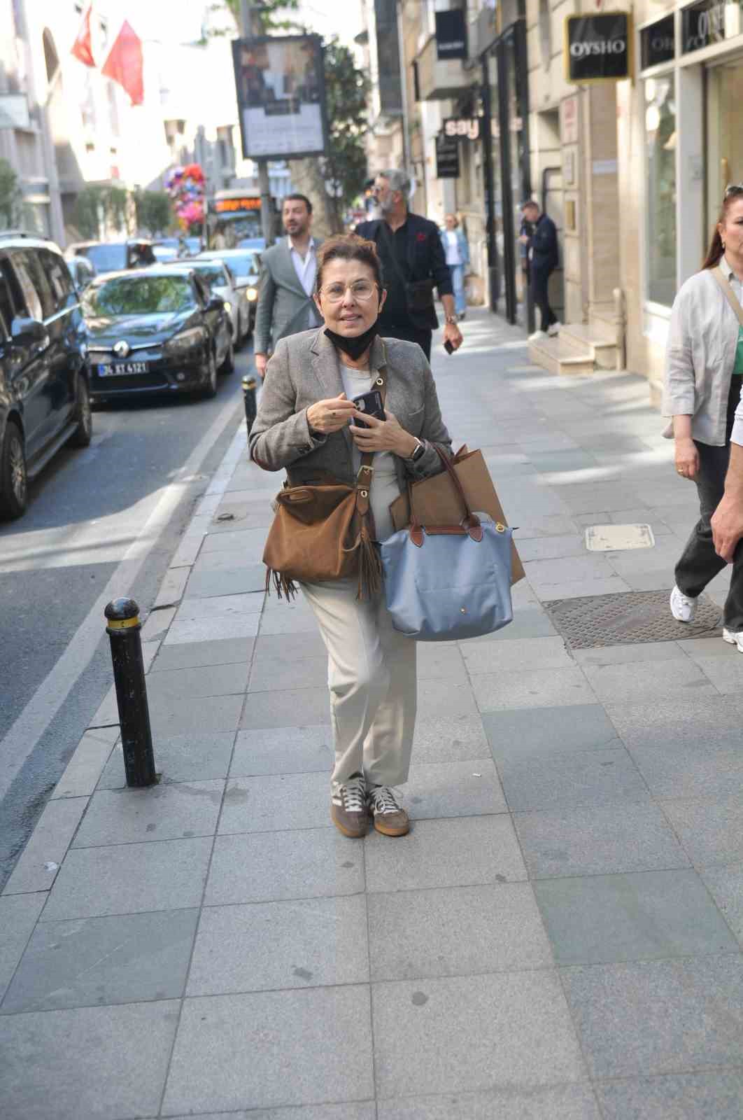 Ünlü sanatçı Nilüfer Nişantaşı’nda görüldü
