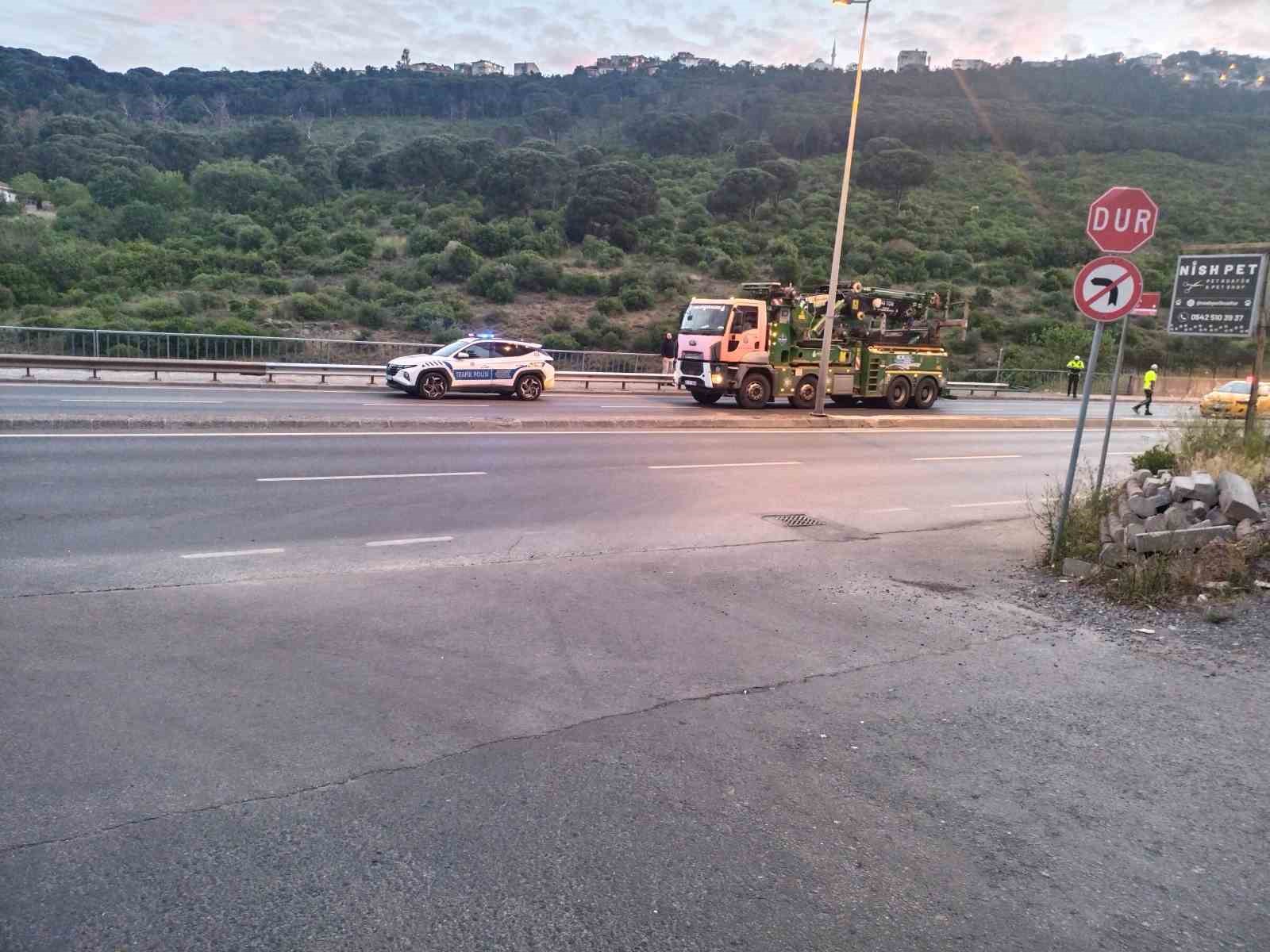 Maltepe’de kontrolden çıkan otomobil gölete uçtu
