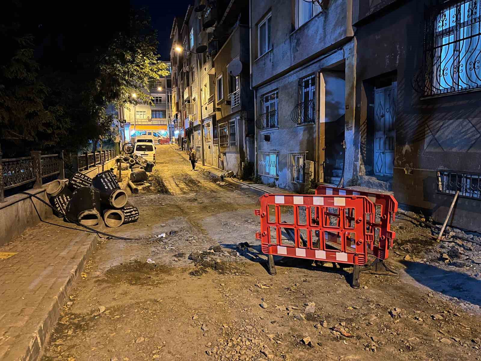 Bayrampaşa’da altyapı çalışması yapılan sokakta rögar kapağı patladı
