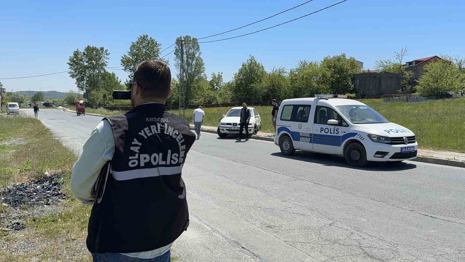 Arnavutköy’de alacaklı oldukları kişinin önünü kesip kurşun yağdırdılar
