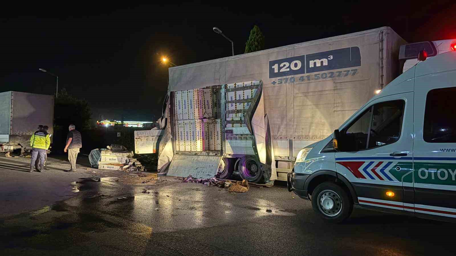 Dinlenme tesisinde park halindeki kamyonun kasasında yangın çıktı
