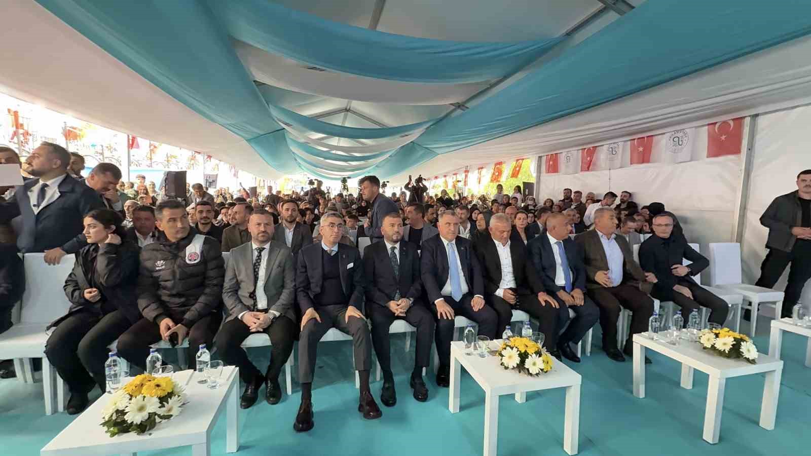 Bakan Bak: "Türkiye’de son 23 yılda spor tesisleri devrimi yaşanmaktadır"
