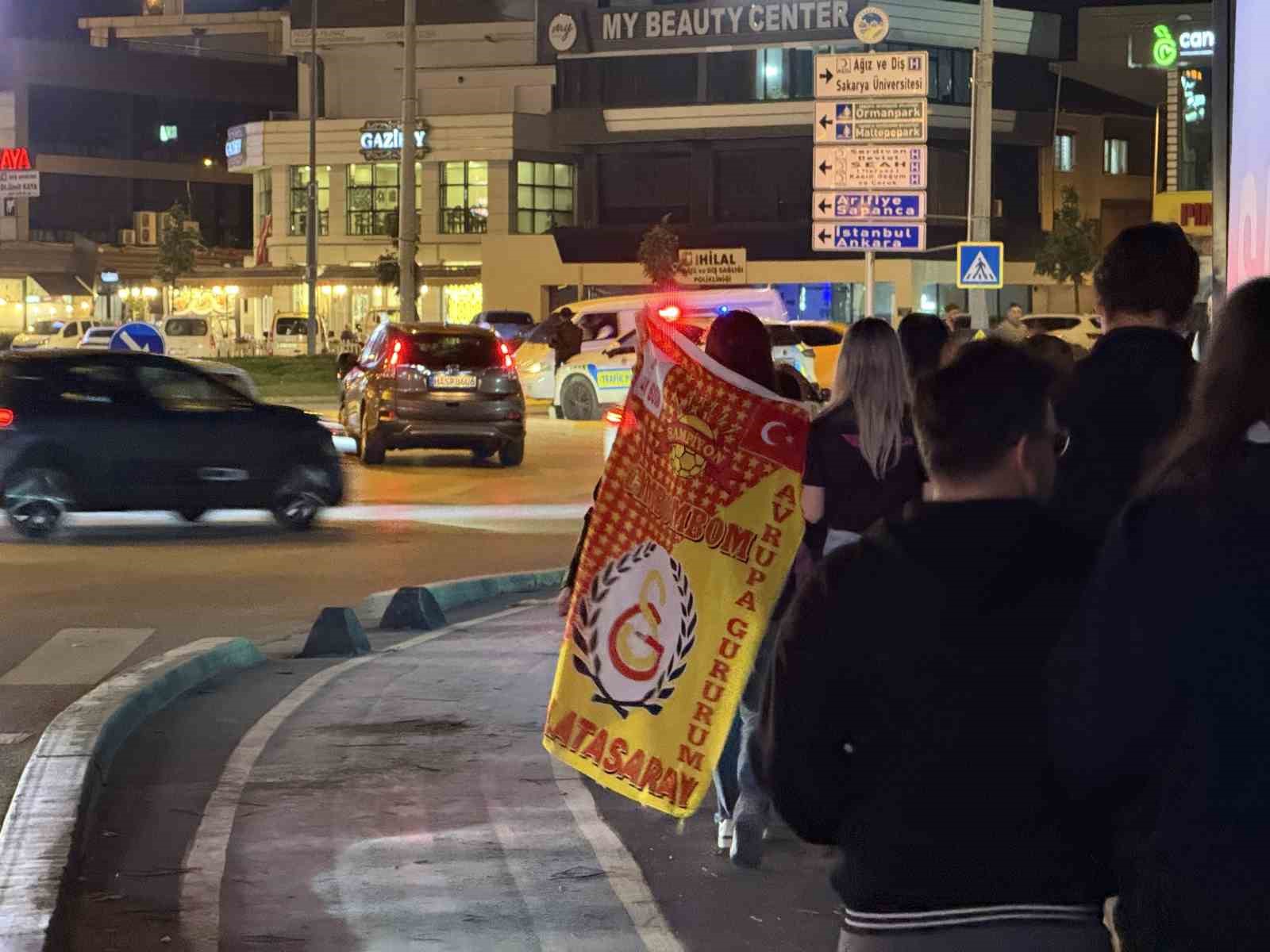 Galatasaray şampiyonluğunu ilan etti, Sakaryalı taraftarlar sokağa döküldü
