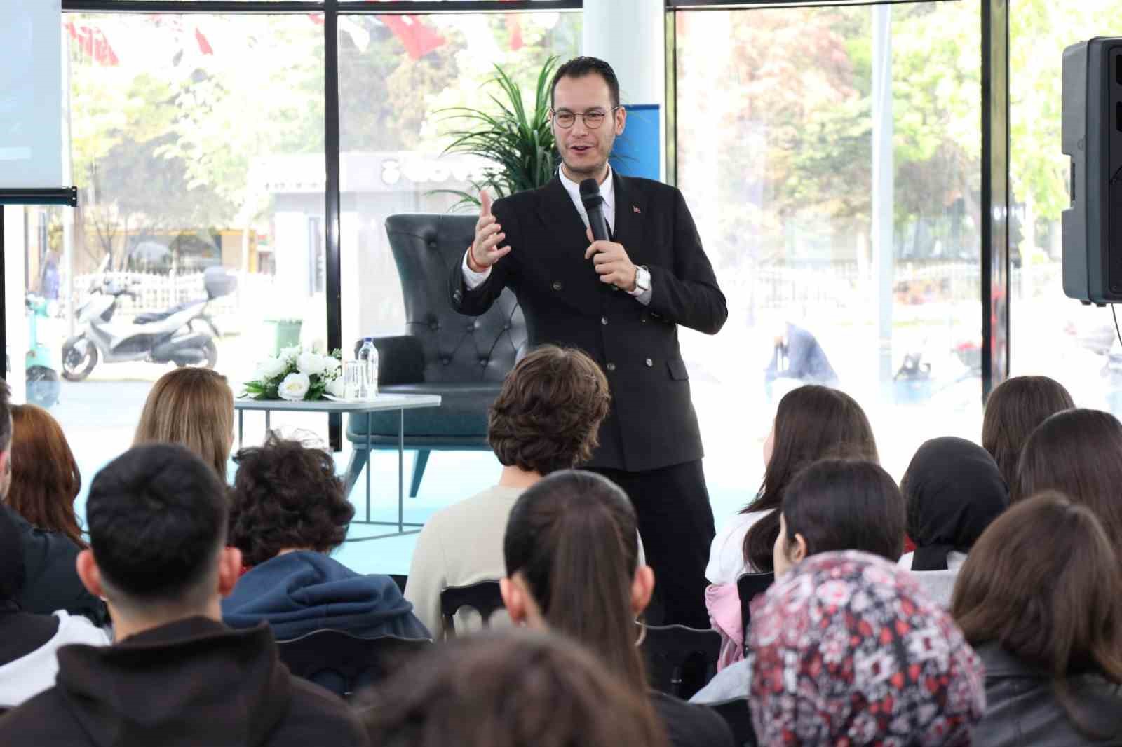 Profesörden yapay zeka uyarısı: "Mesajlarınız okunuyor, analiz ediliyor"
