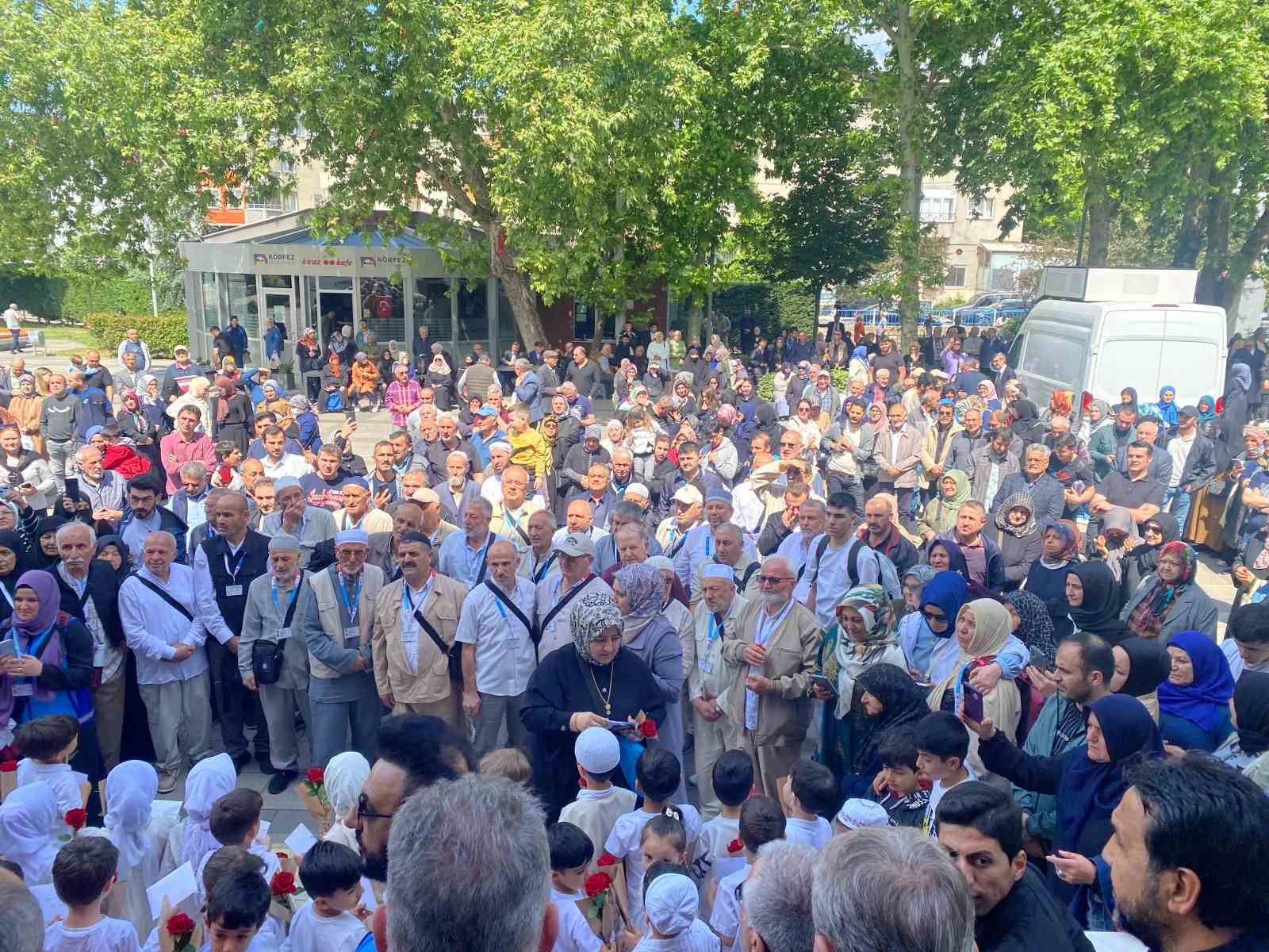 Hacı adayları dualarla kutsal topraklara uğurlandı
