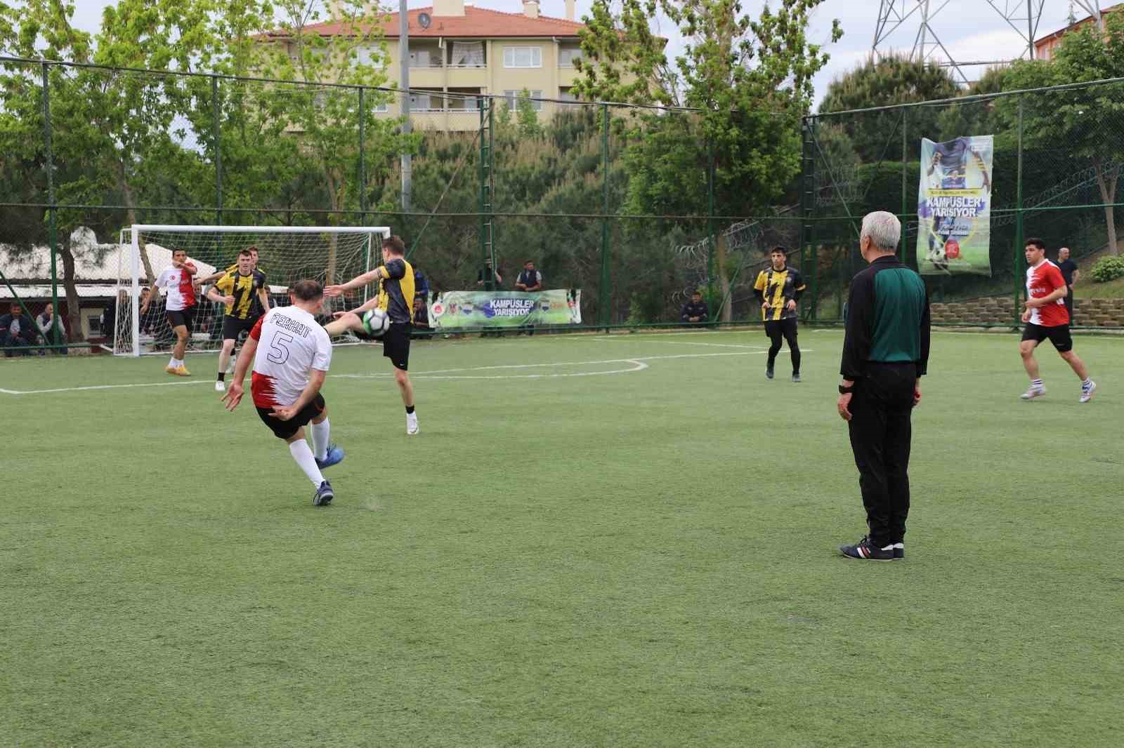 Cumhuriyet savcıları ile kurum müdürleri dostluk maçında sahaya çıktı
