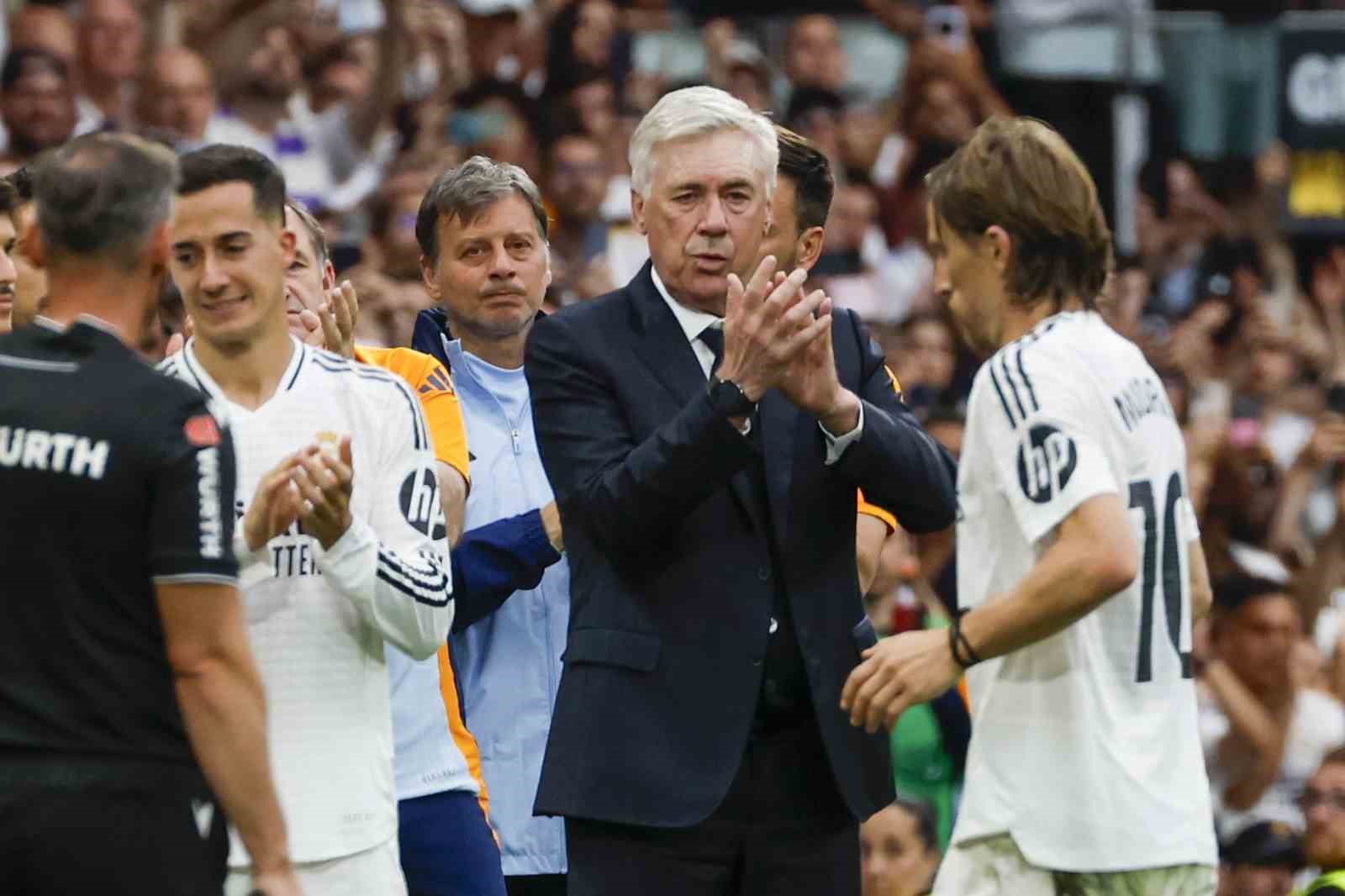 Ancelotti ve Modric, Real Madrid’e galibiyetle veda etti
