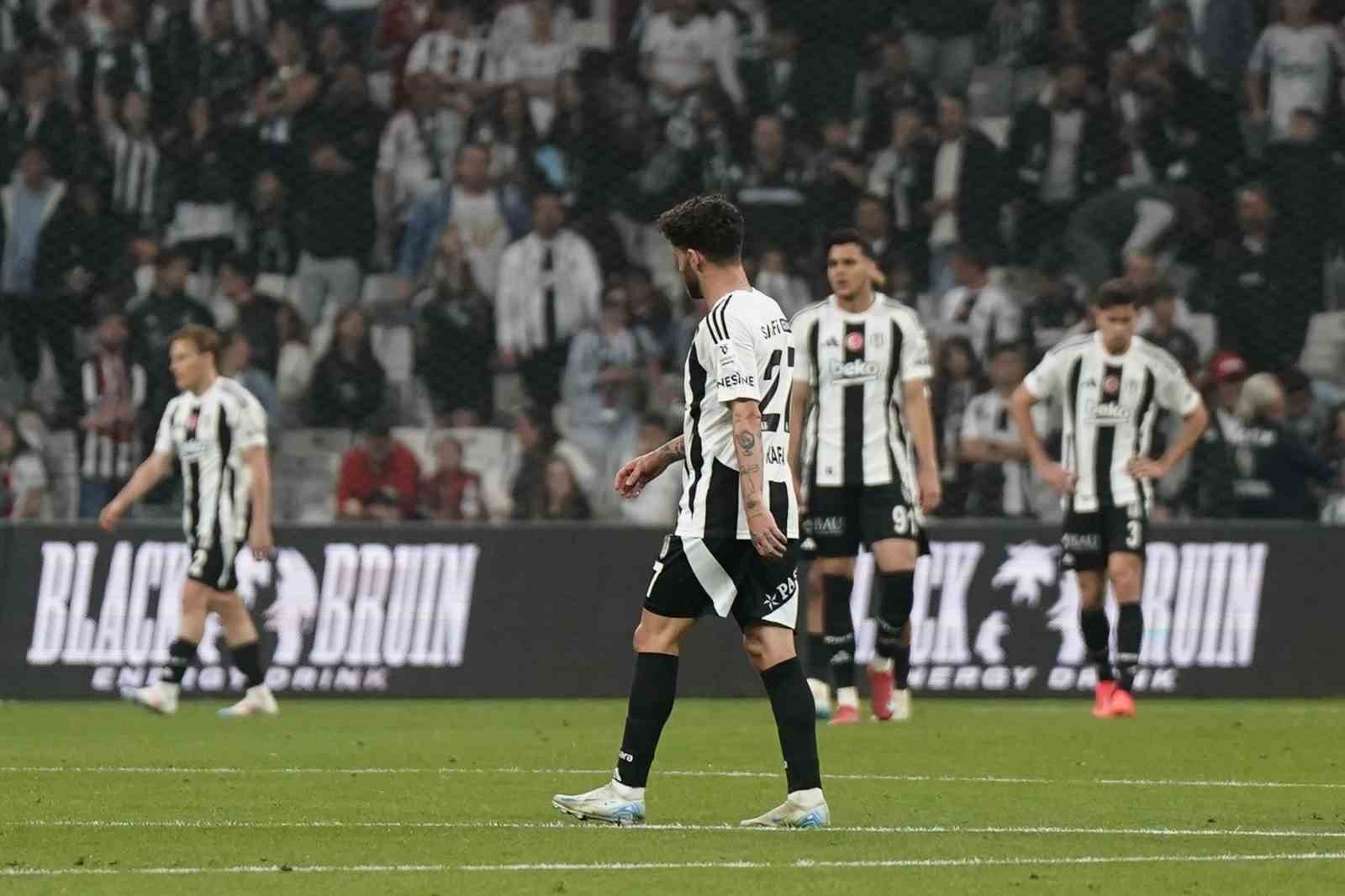 Beşiktaş son iç saha maçından mağlubiyetle ayrıldı
