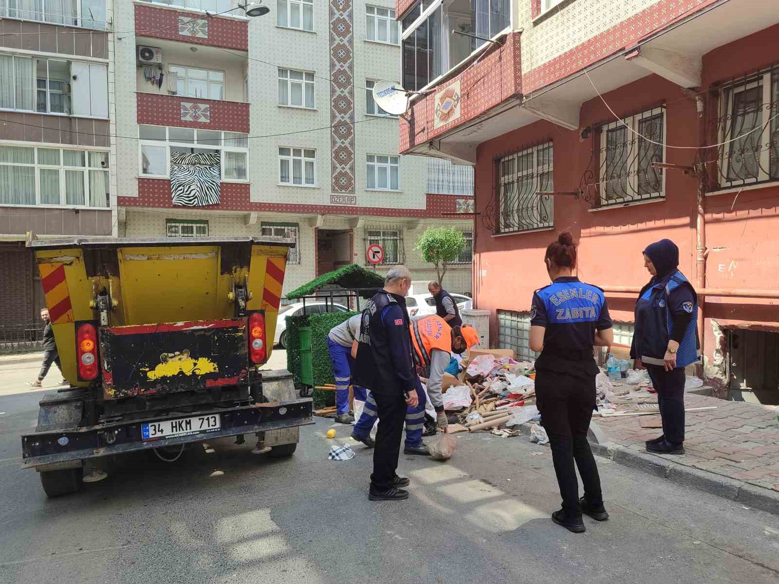 Esenler’de 4. kez temizlenen daireden 7 kamyon çöp çıktı
