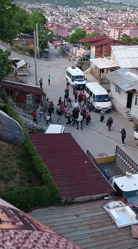 Tuğlalar havada uçuştu