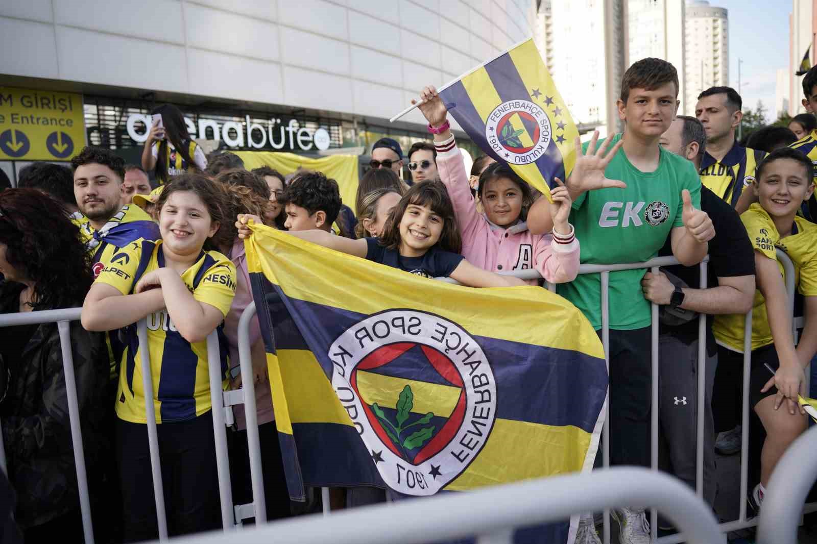 Fenerbahçe Euroleague şampiyonluğunu taraftarıyla kutladı
