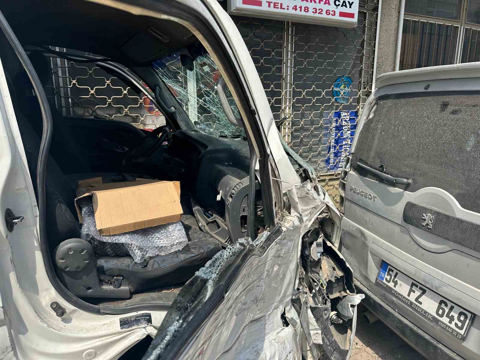 Kontrolden çıkan kamyonet önce park halindeki 5 araca sonra duvara çarptı
