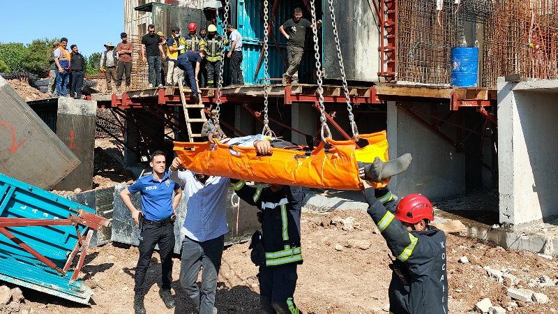 İnşatta fenalaşan işçiye vinç yardımıyla müdahale edildi