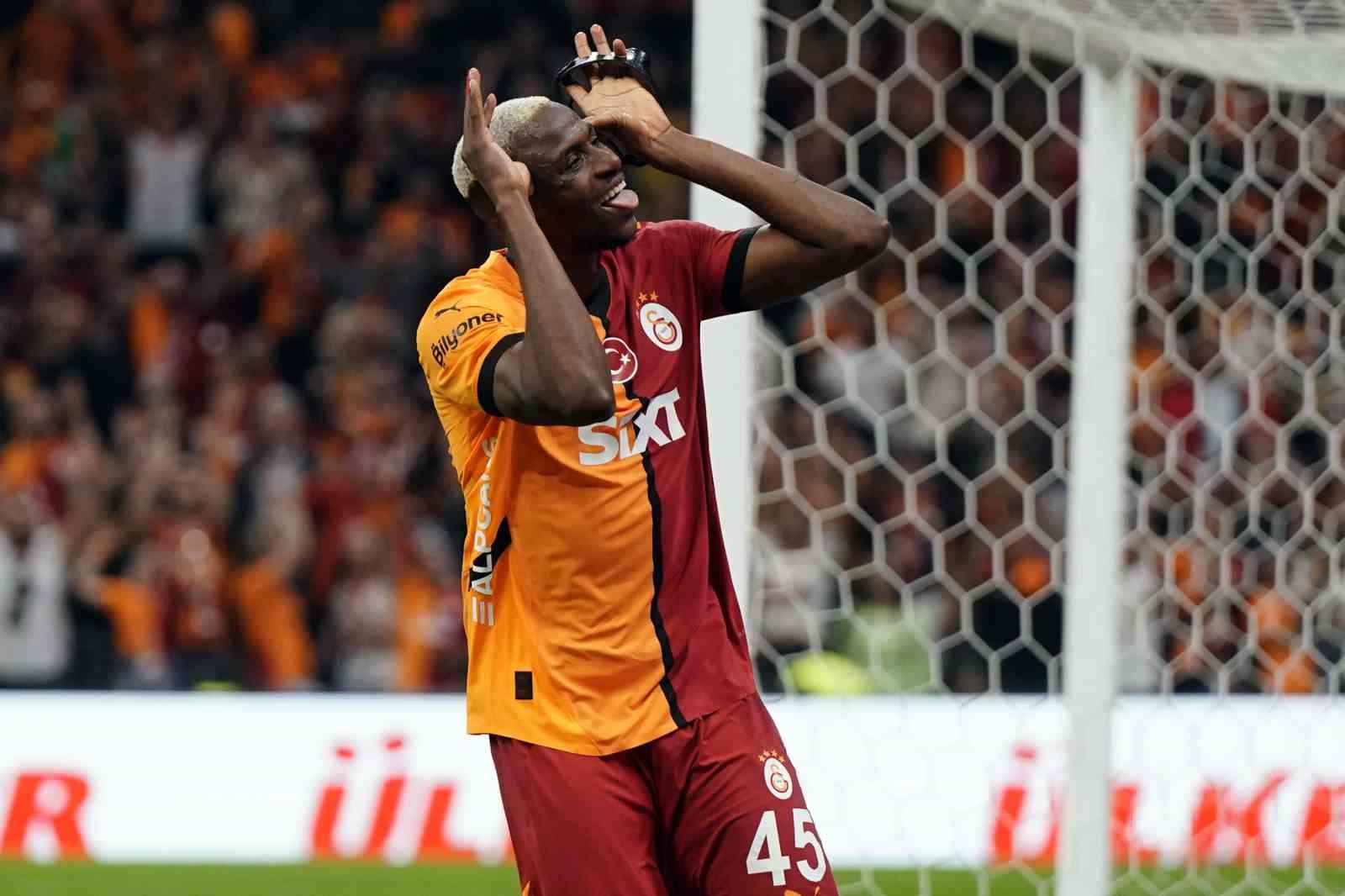Victor Osimhen sezonu 37 golle tamamladı
