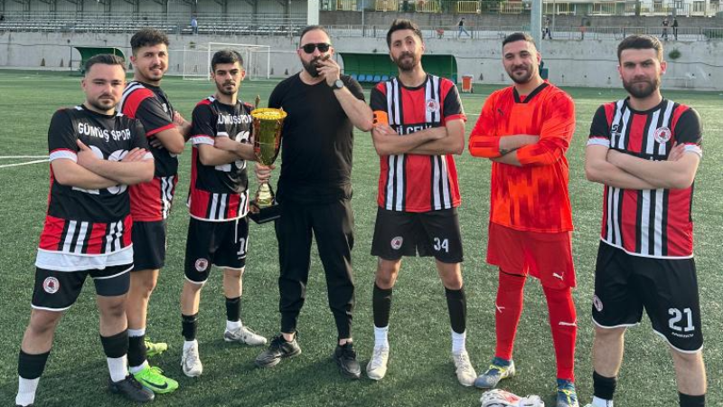 Çayırova Gümüş Spor, sezon bitmeden şampiyonluğunu ilan etti