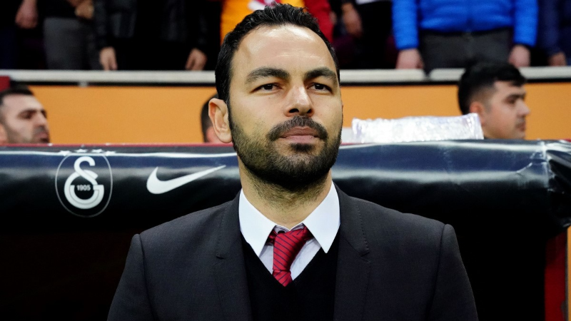 Selçuk İnan imzalıyor