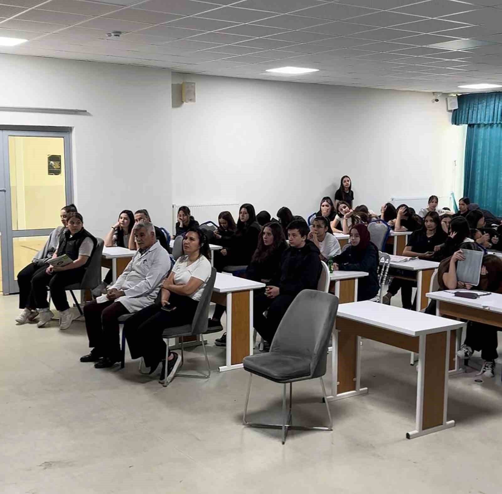 Gençlere bilinçli teknoloji kullanımı eğitimi
