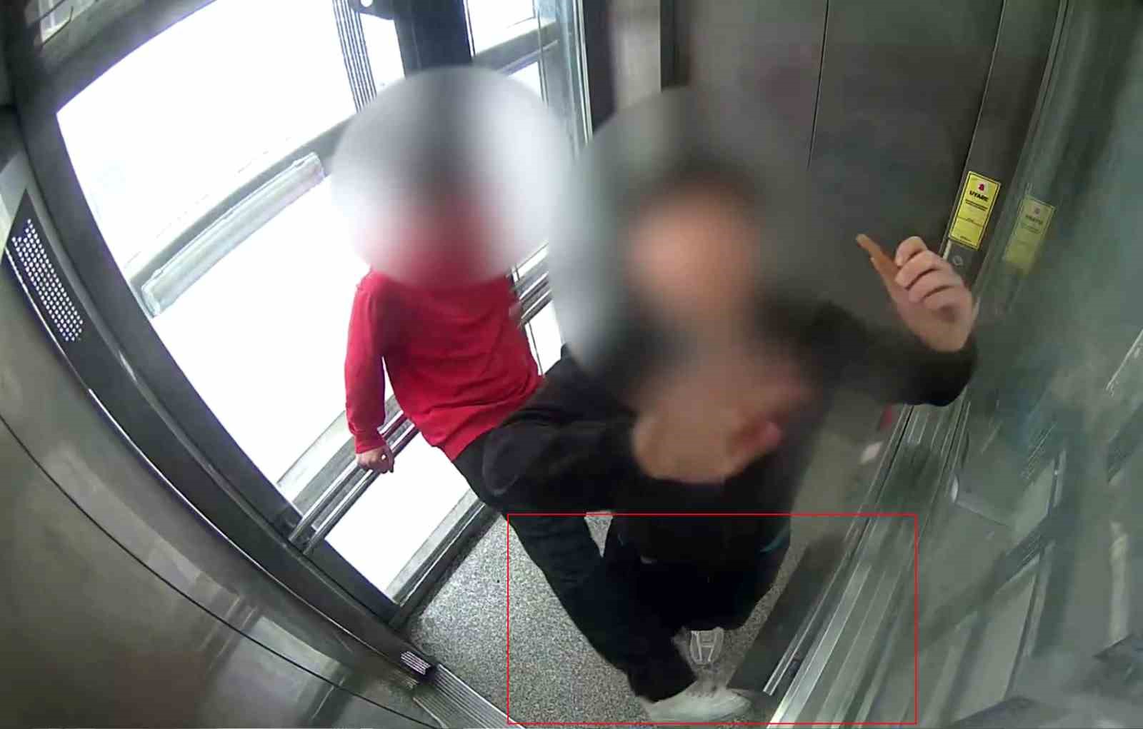 Bindiği asansörün kabin kasetine tekme atarak kırdı
