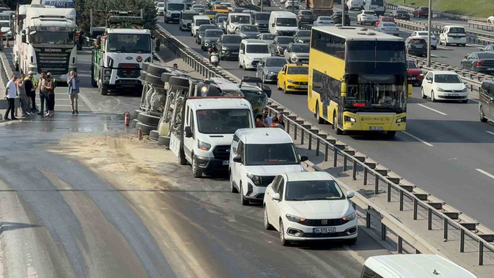 Bahçelievler’de beton mikseri devrildi: Basın Ekspres yan yol trafiğe kapandı
