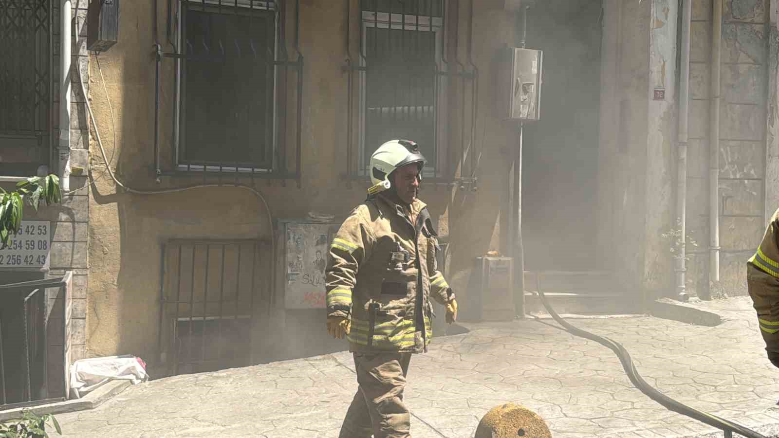 Beyoğlu’da ütü prizde unutulunca yangın çıktı

