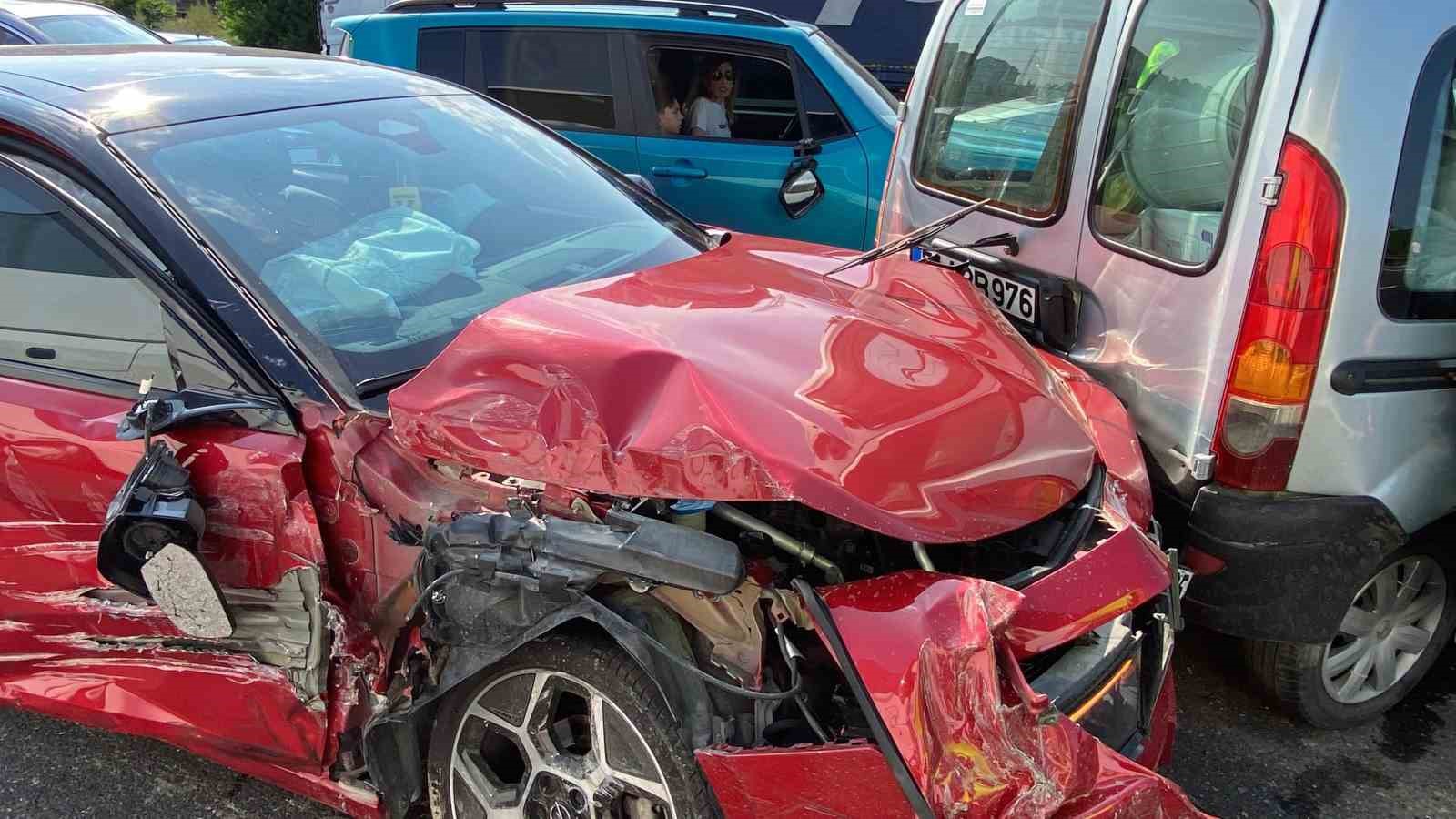 Kimsenin burnunun kanamadığı TEM’deki kazada 8 araç birbirine girdi
