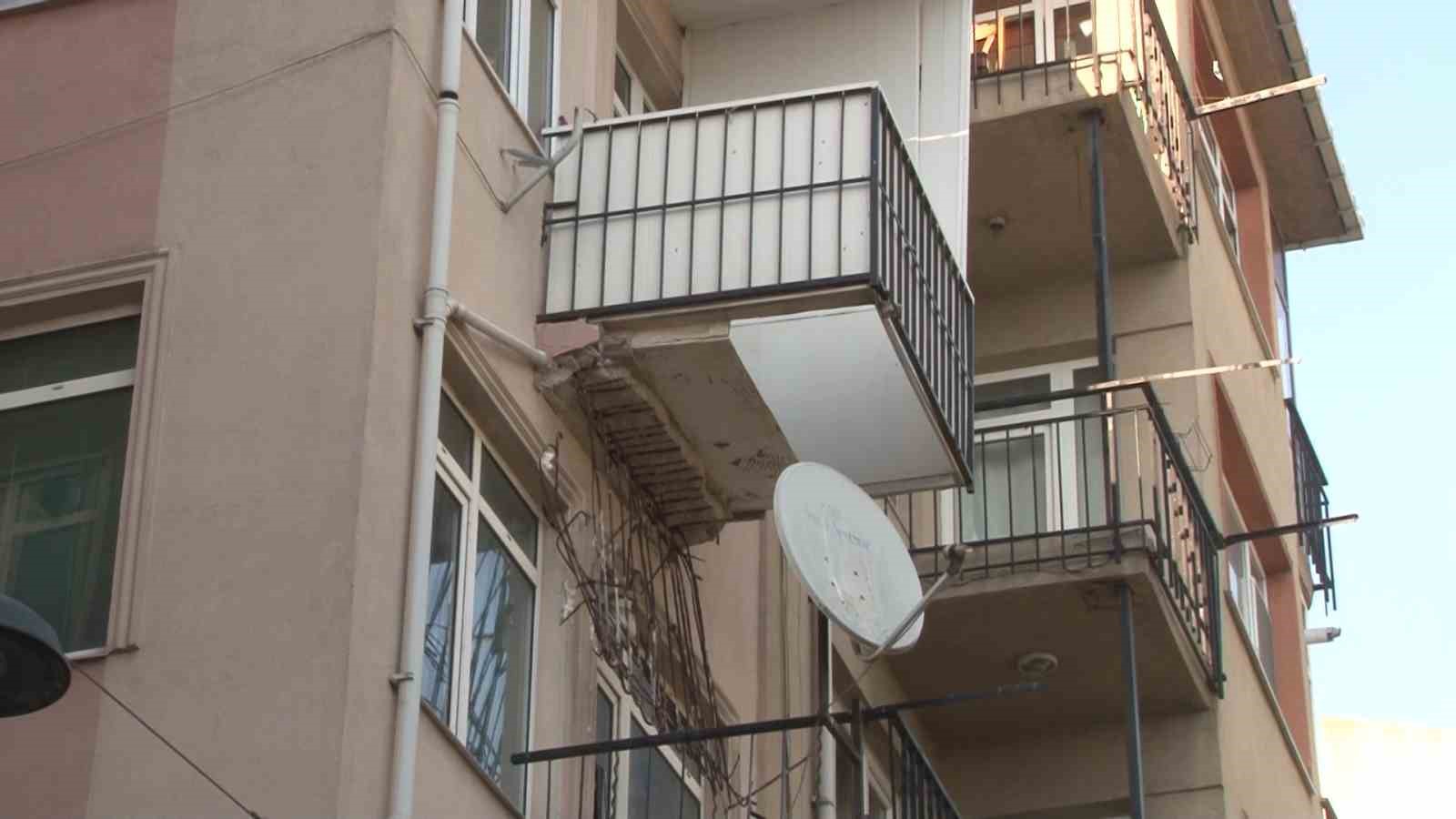 Kadıköy’de bir binanın 3. katındaki balkon çöktü
