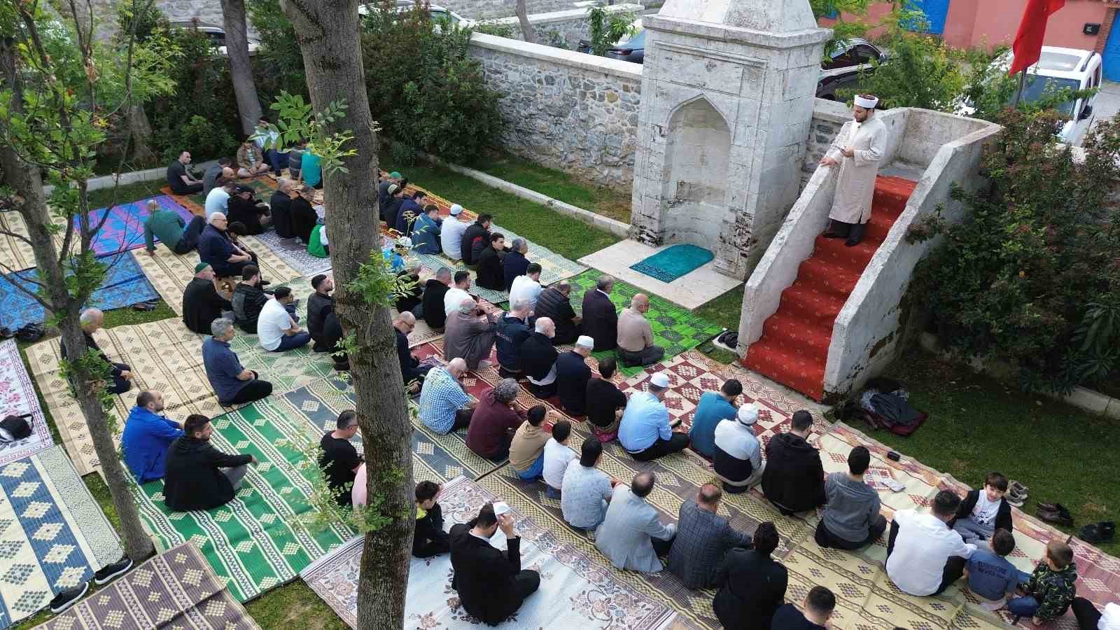 Tarihi namazgahta bayram namazı

