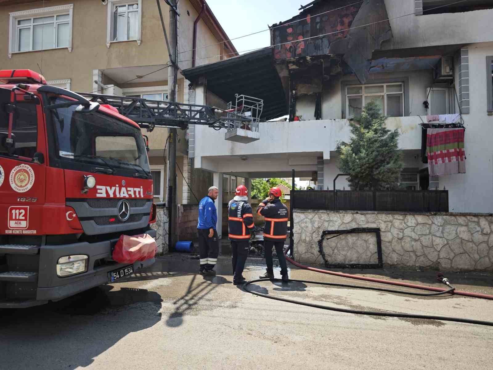 Alevlere teslim olan ev itfaiye ekiplerince söndürüldü
