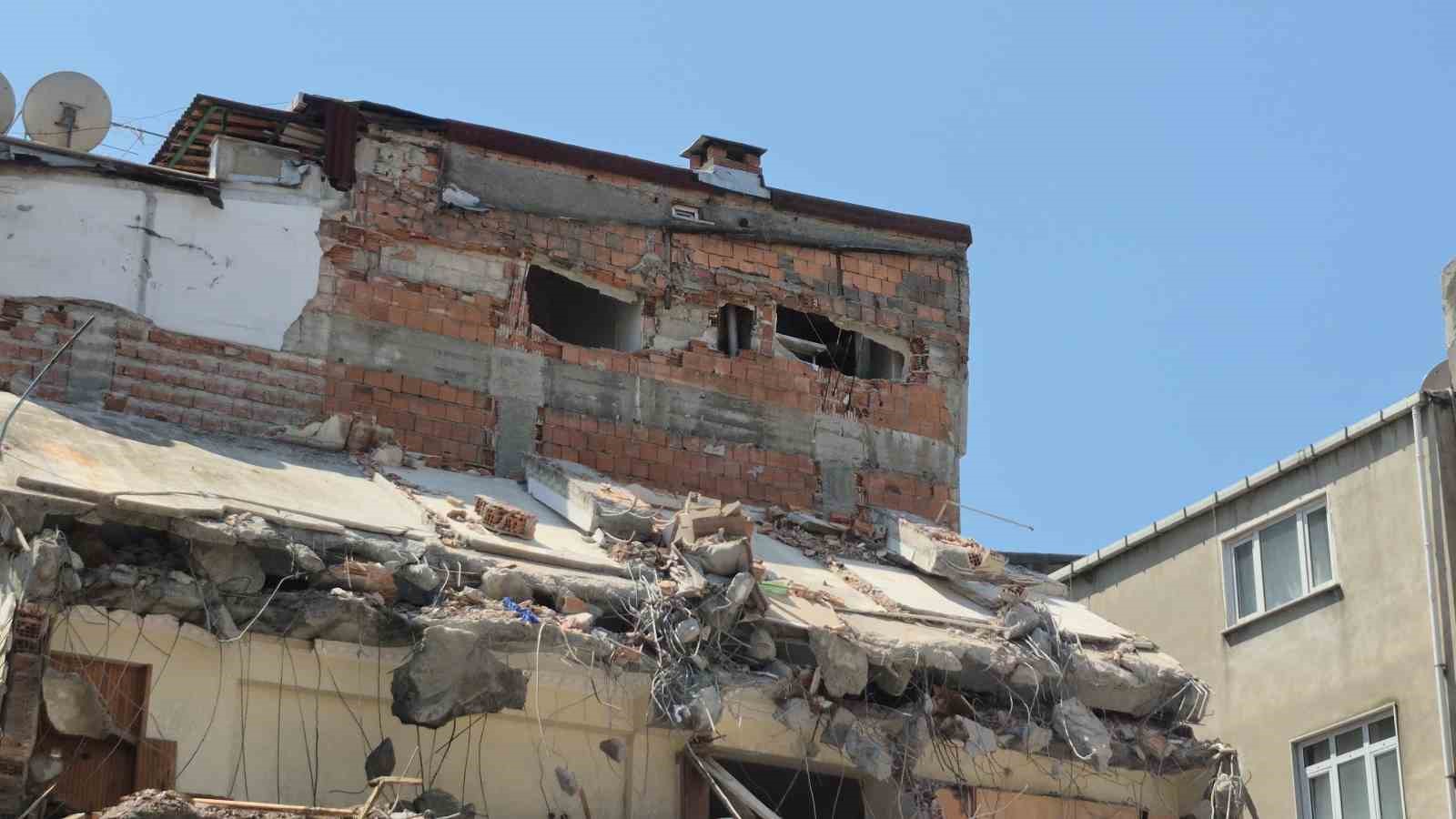 Kentsel dönüşüm yıkımında Sultangazi’de 5 katlı binanın duvarı zarar gördü
