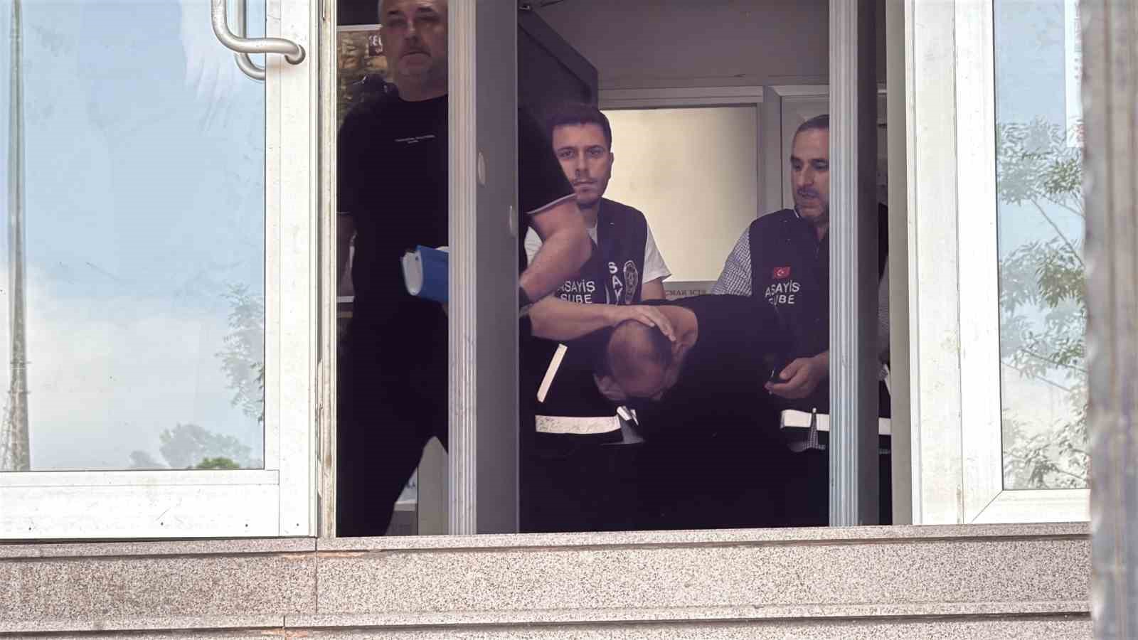 Boşandığı eşini ruhsatsız silahla öldürmüştü, tutuklandı
