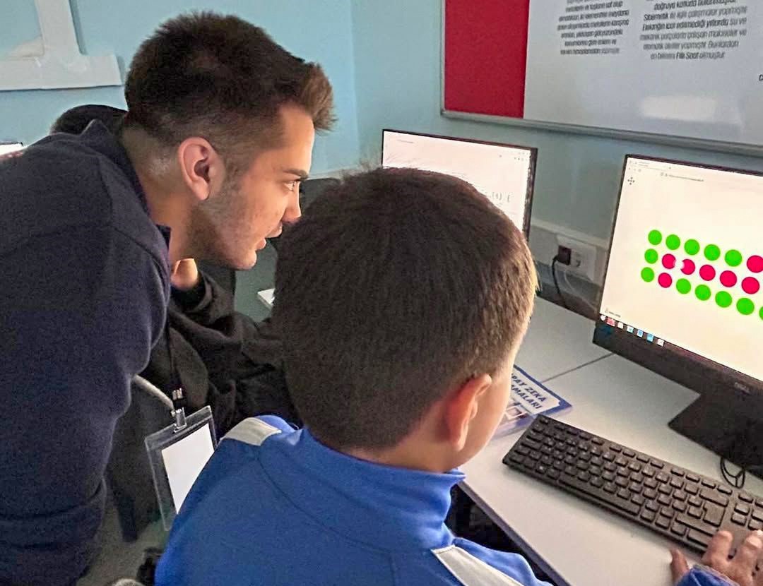 SUBÜ öğrencilerinden geleceğin yazılımcılarına kodlama eğitimi
