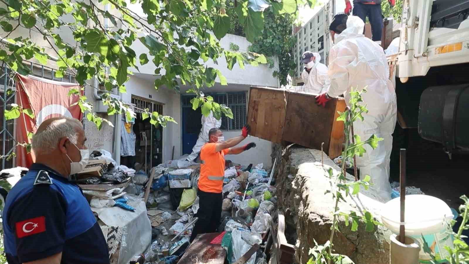 Daireden kamyon kamyon çöp çıktı
