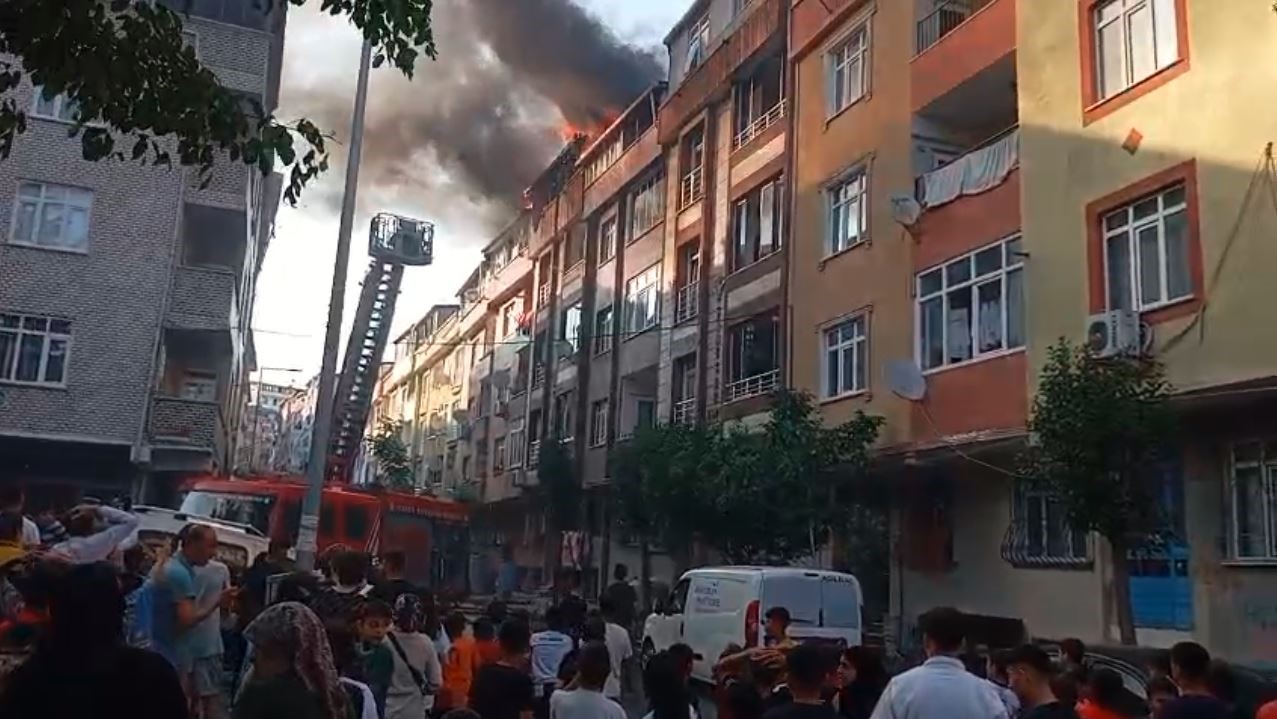 Sultangazi’de 4 katlı binanın çatısında yangın çıktı, alevler yan binalara sıçradı

