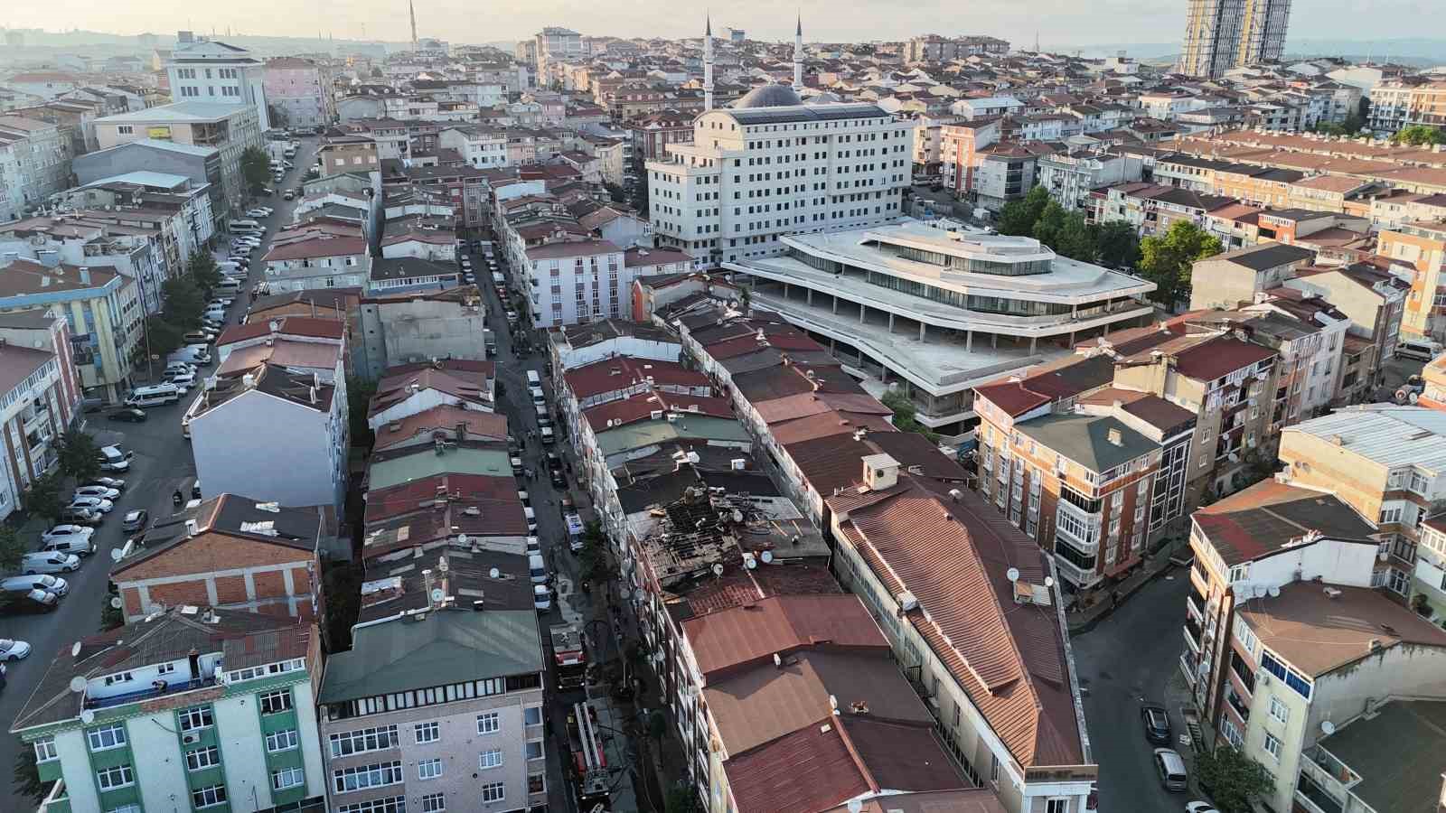 Sultangazi’de çatı yangını yan binalara sıçradı: Yanan çatılar dronla görüntülendi
