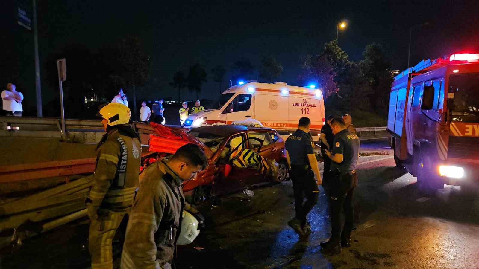Bayrampaşa’da kontrolden çıkan otomobil bariyerlere saplandı
