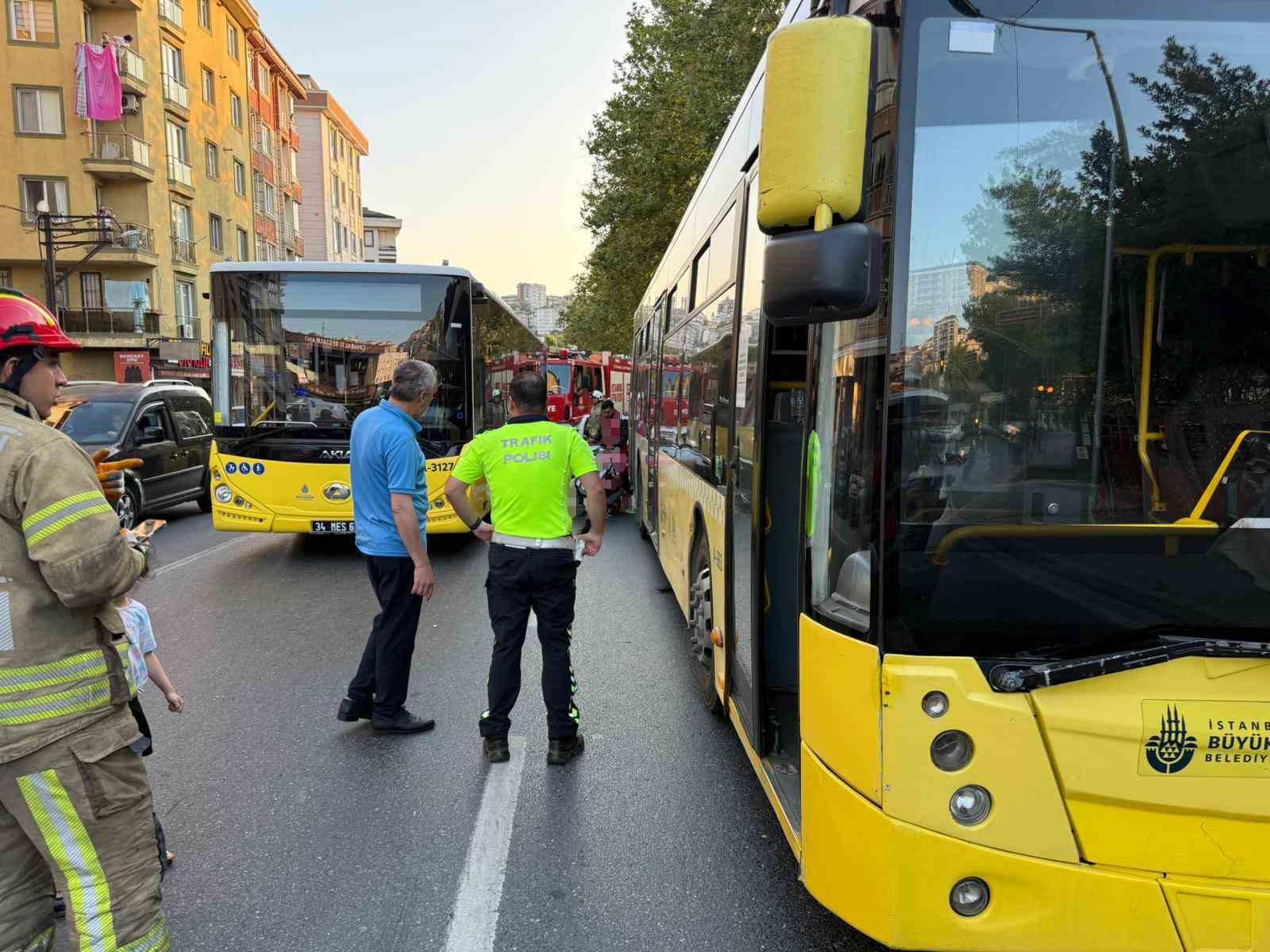 Eyüpsultan’da aynı yerde iki İETT otobüsü kazası: Motosiklet altında kaldı, bir aileye arkadan çarptı
