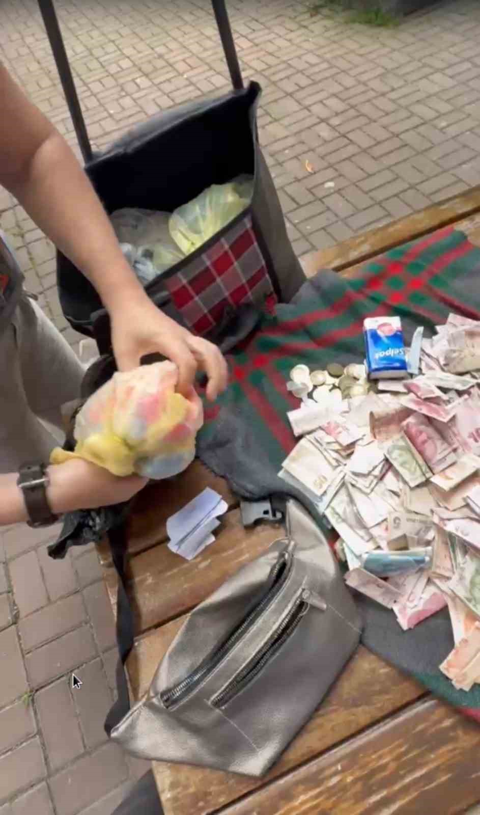 Dilencinin pazar arabasından 35 bin 985 TL ve 10 çeyrek altın çıktı