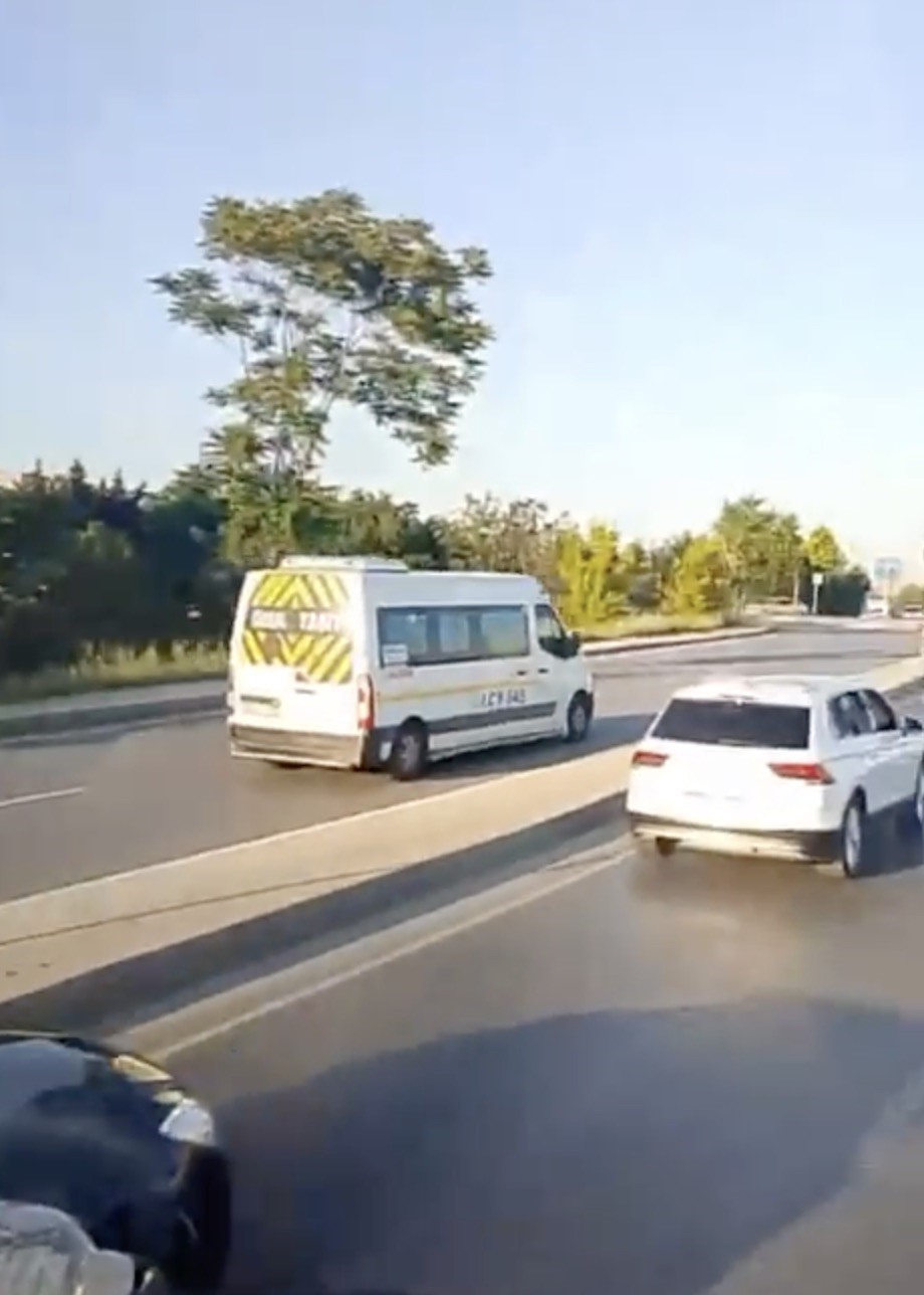 Başakşehir’de ters yönde ilerleyen araçlar trafikte tehlike saçtı
