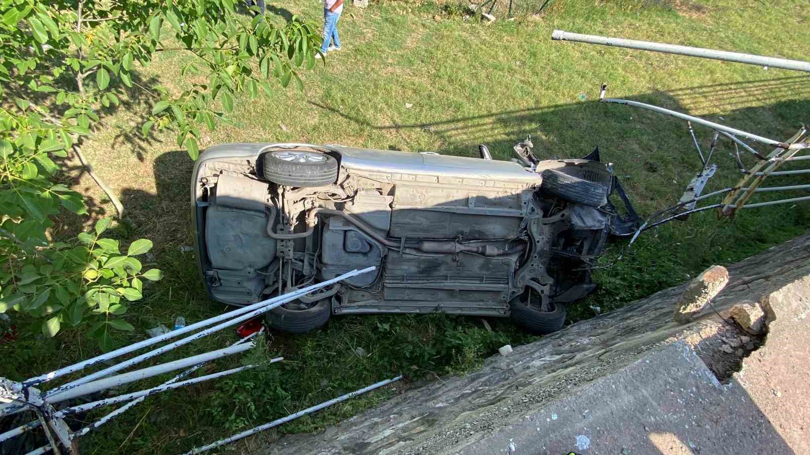 Otomobil 2 metre yükseklikten düştü!