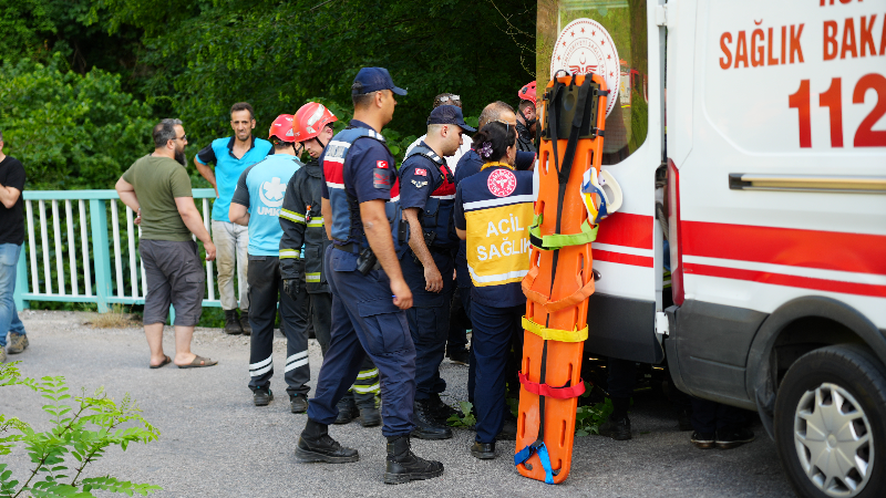 Çocuğunu kurtarmak için suya atlayan anne hayatını kaybetti