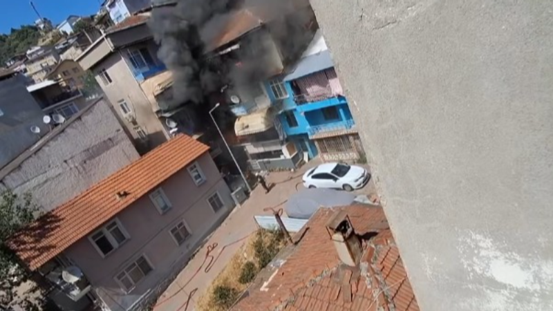 2 binayı saran yangında 3 kişi mahsur kaldı: 7 daire hasar gördü
