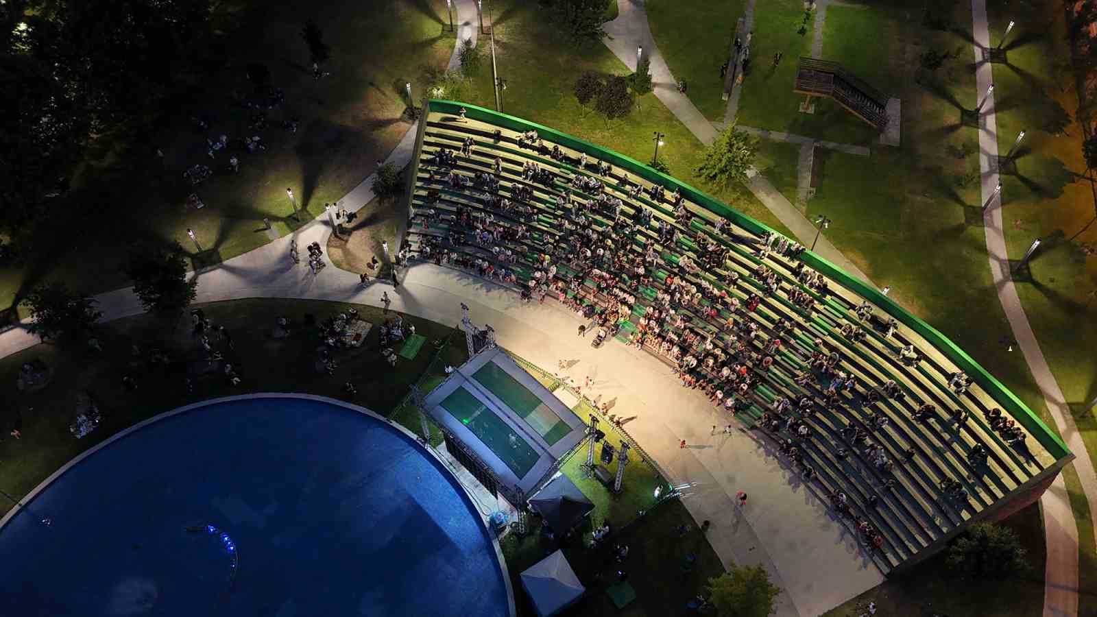 Millet Bahçesi’nde müzik dolu akşam: Şarkılara hep birlikte eşlik ettiler
