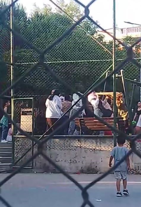 Çocukların kavgasına dahil oldular!