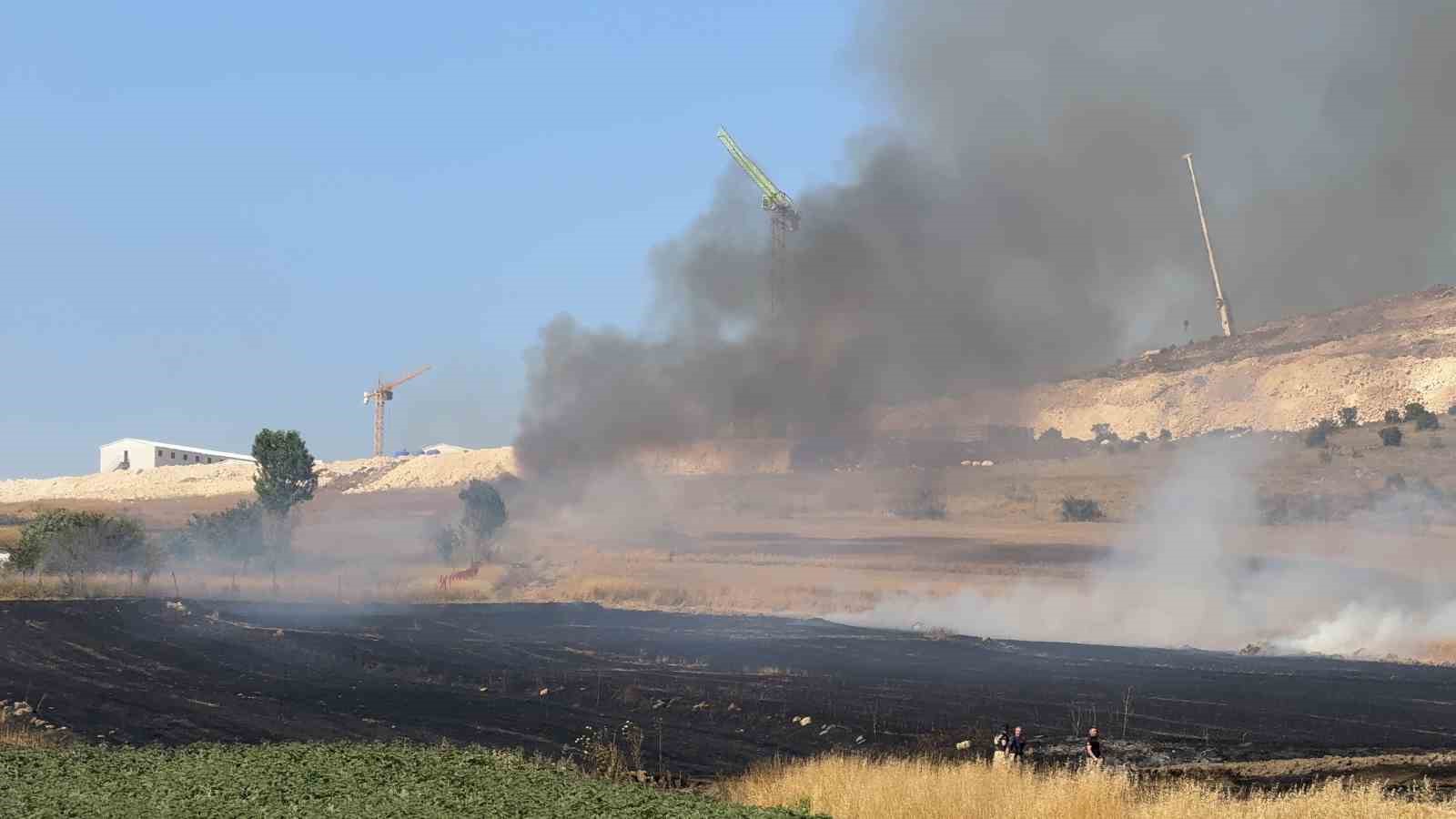 Arnavutköy Sazlıbosna’da tarım arazisinde yangın paniği
