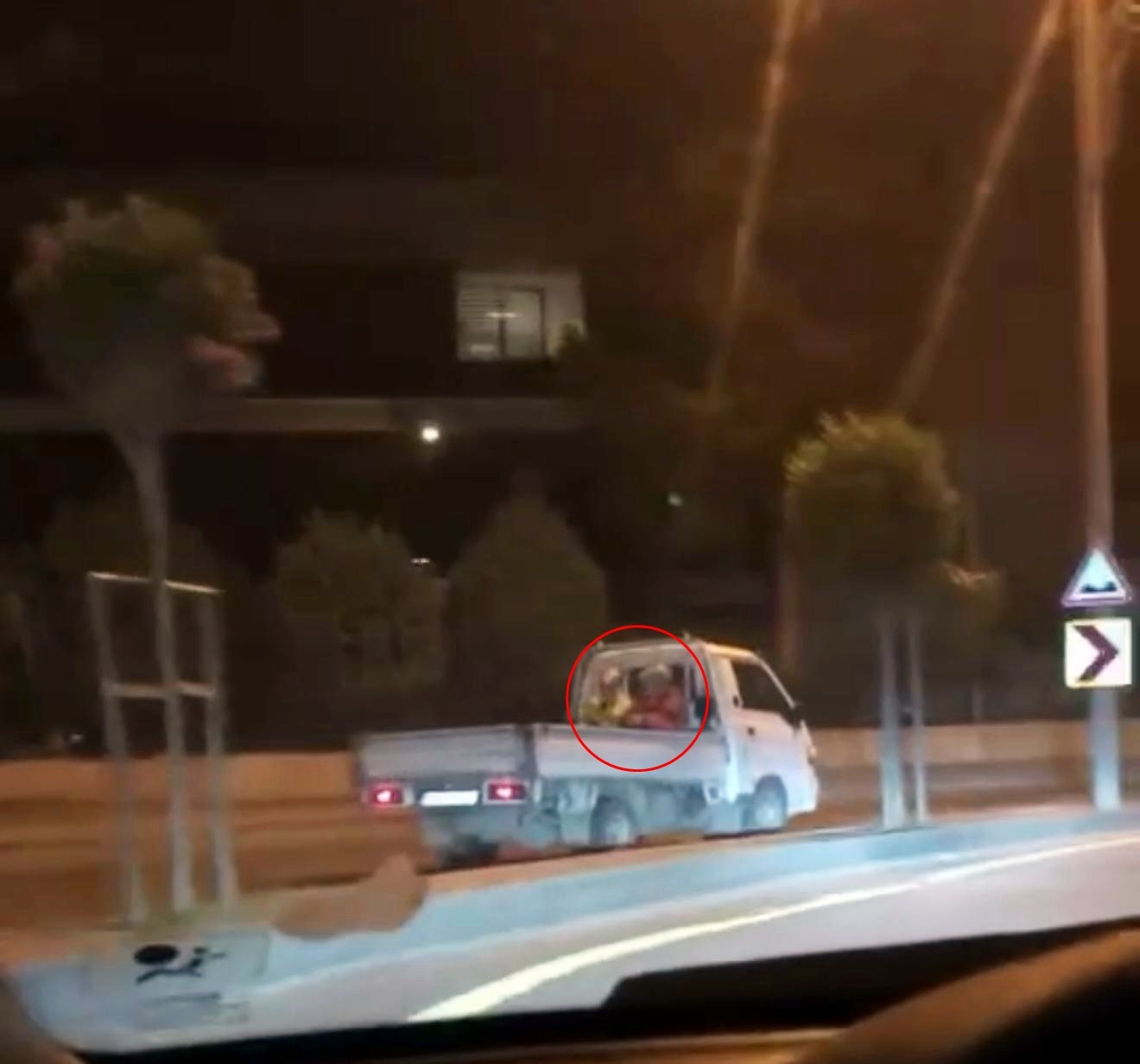 Şehrin göbeğinde "pes" dedirten kural ihlali: Kasasında yolcu taşıyarak ters şeritten ilerledi
