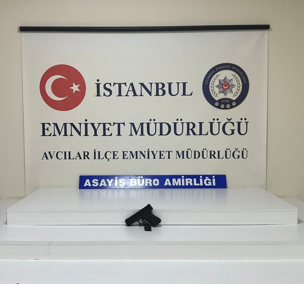 Avcılar’da sokak ortasında iki kişiyi silahla vuran şüpheli yakalandı
