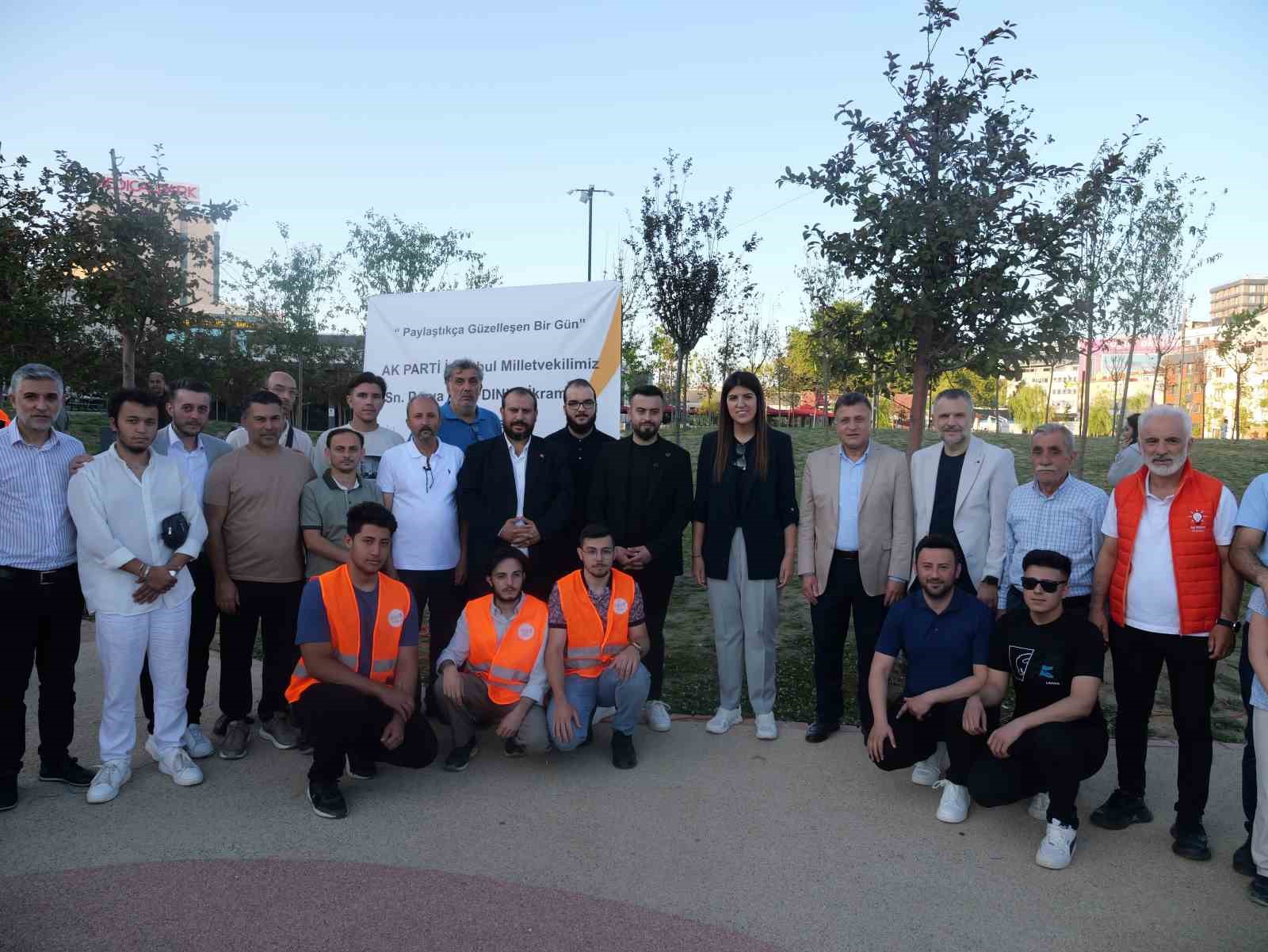 AK Partili Milletvekili Derya Ayaydın vatandaşlarla sohbet ederek dondurma ikram etti
