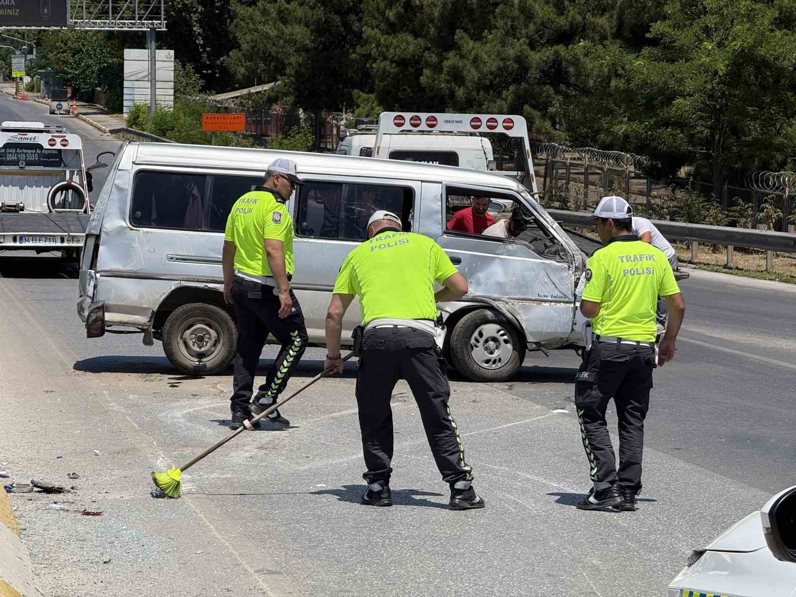 6 kişi yaralandı, polis cam kırıklarını süpürgeyle temizledi
