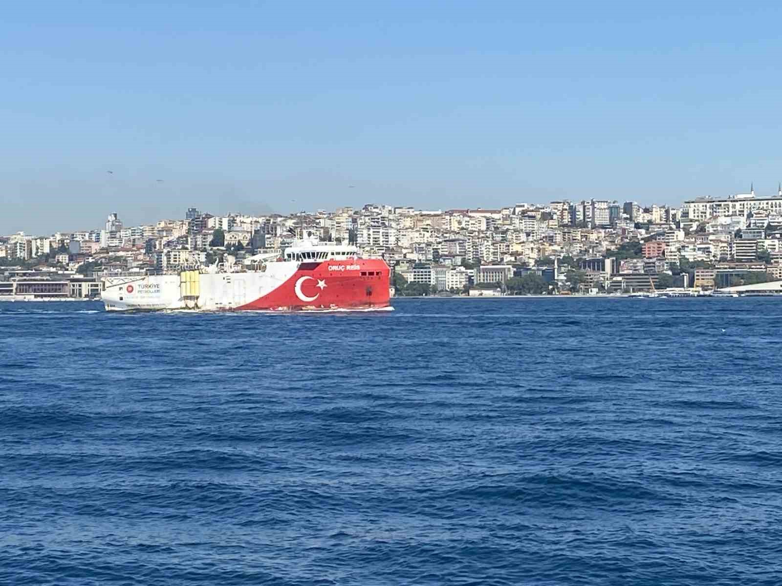 Oruç Reis Gemisi İstanbul Boğazı’ndan geçti

